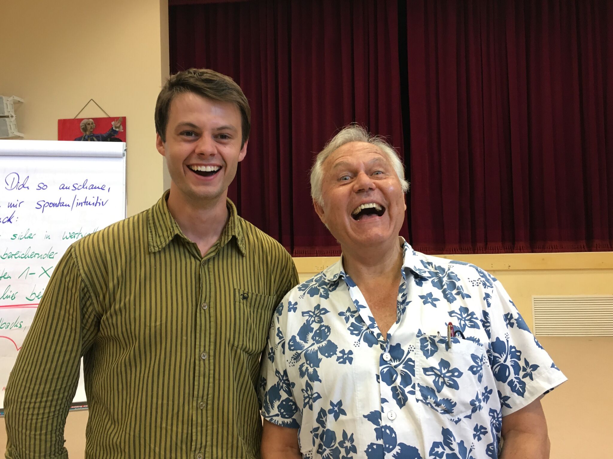 Coaching - Stefan Landes und Dr. Gunther Schmidt lachen gemeinsam in die Kamera.