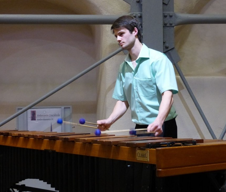 Percussion Marimbaphon - Stefan Landes spielt Marimbaphon mit 4 Schlägeln.